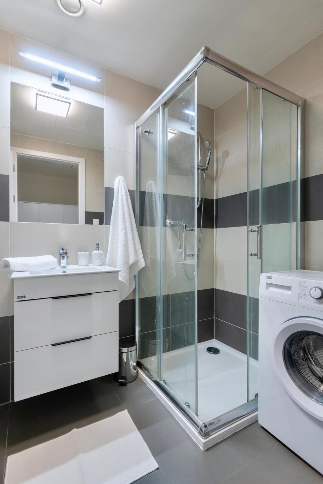 200mb Wifi, Supermarket On-site, 12min Center Apartment Prague