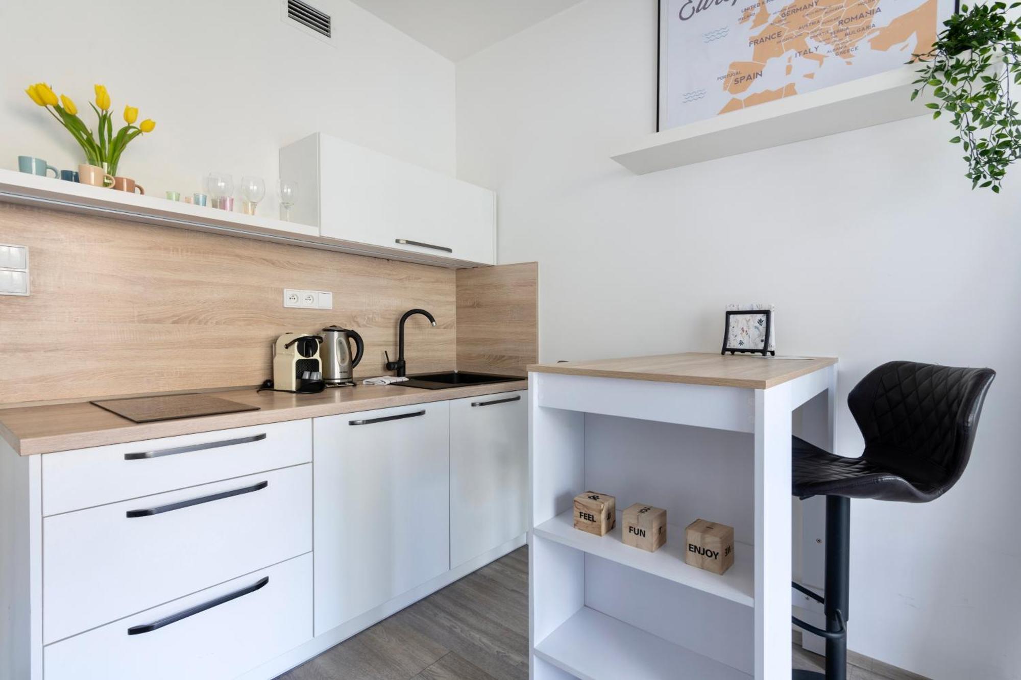 Apartment 200mb Wifi, Supermarket On-site, 12min Center Prague